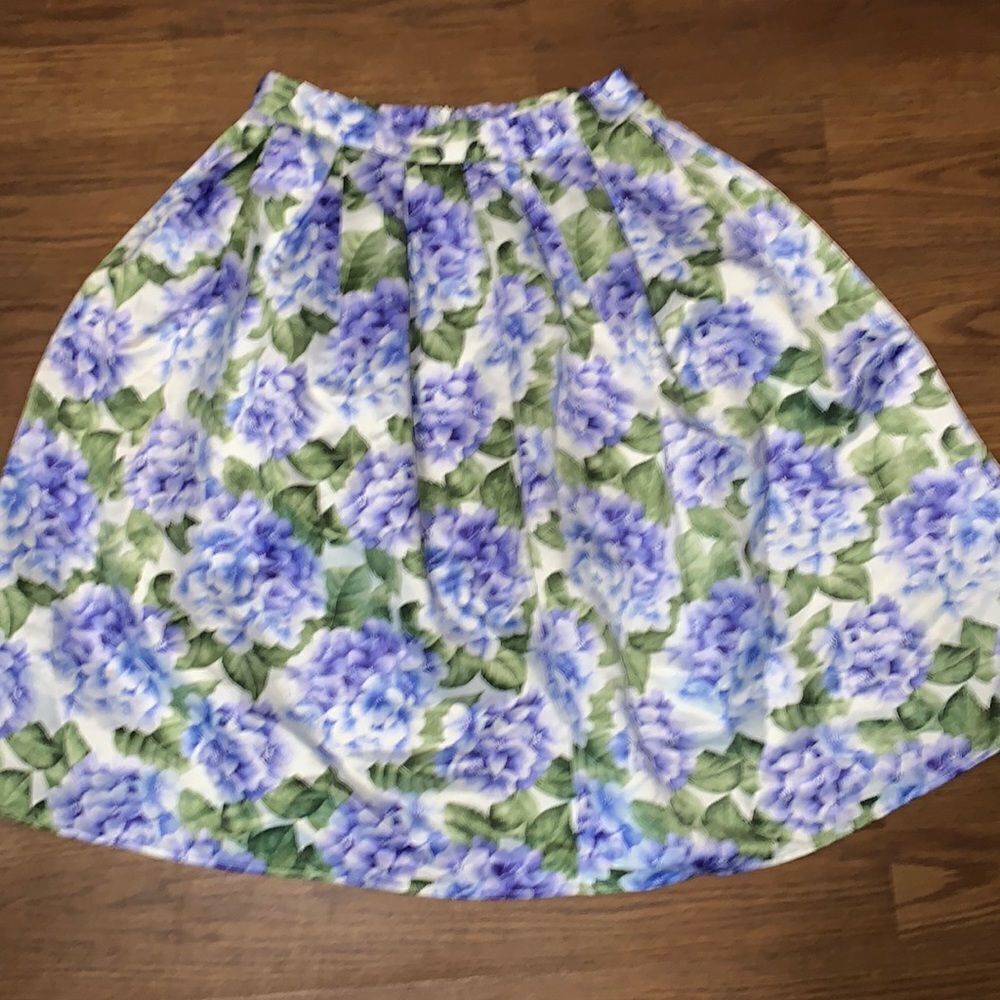 Summer and Spring floral Skirt Forever 21 size Large